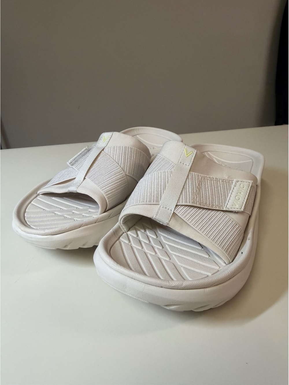 Vionic Women's Adjustable White Slide Sandals Size 8
